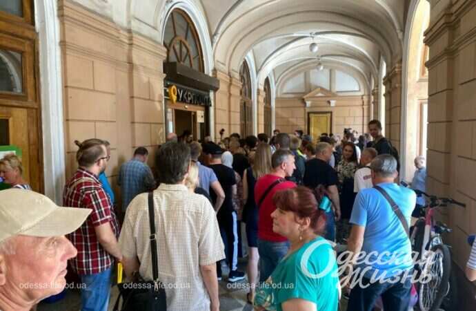 На одесском Главпочтамте погасили новую марку, очередь