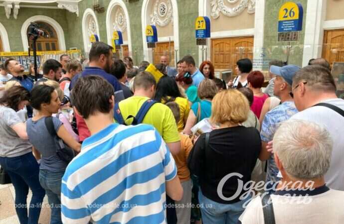 На одесском Главпочтамте погасили новую марку, толпа