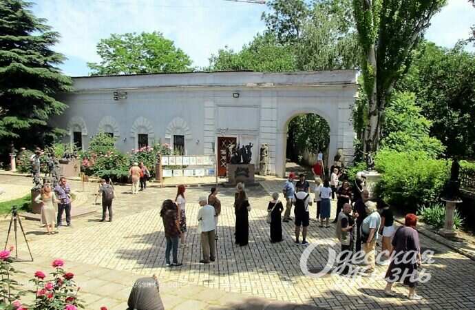 выставка в саду скульптур