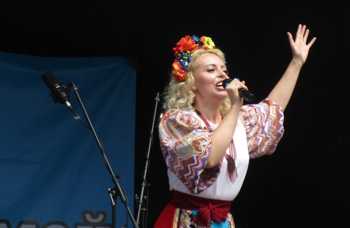 артисты танцуют