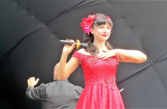 девушка поет