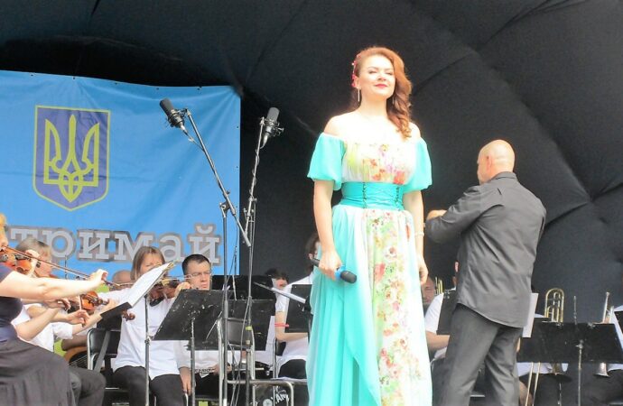 девушка поет