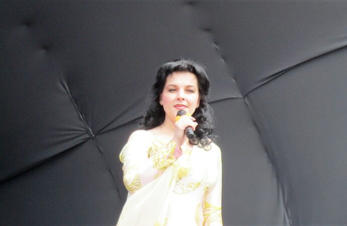 девушка поет