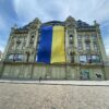 В Одессе гостиницу с непатриотичным названием украсили гигантским флагом Украины
