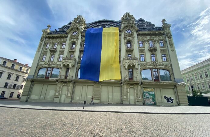 В Одесі готель з непатріотичною назвою прикрасили гігантським прапором України