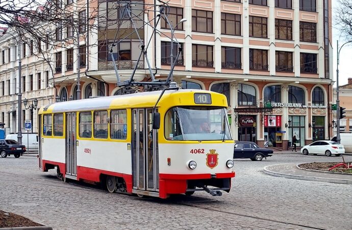В Одессе временно не ходит трамвай №10 – виноват автокран