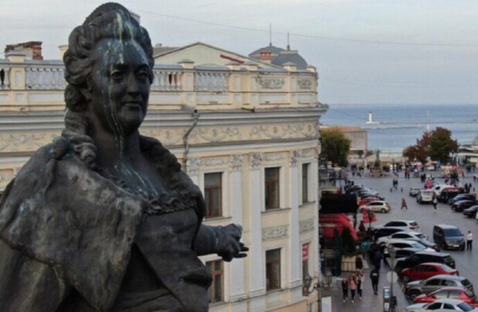 Активисты просят областные власти убрать памятник Екатерине ІІ