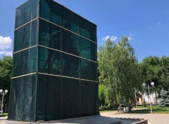 Пам’ятник Суворову в Ізмаїлі посадили до клітки
