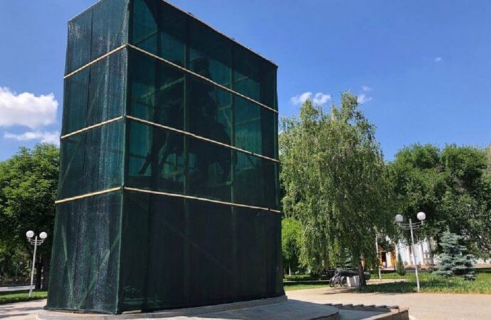Памятник Суворову в Измаиле посадили в клетку