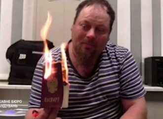 Протест чи показуха: росіянин з Одеси демонстративно спалив паспорт країни-агресора (відео)