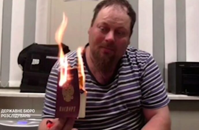 Протест или показуха: россиянин из Одессы демонстративно сжег паспорт страны-агрессора (видео)