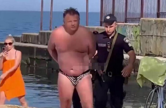 Як поліція та відпочиваючі плавця на Чкаловському пляжі ловили