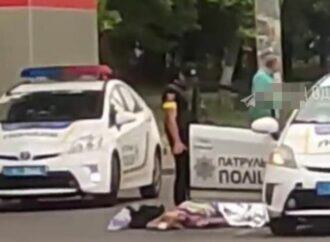 В Одесі патрульні збили жінку на переході (відео)