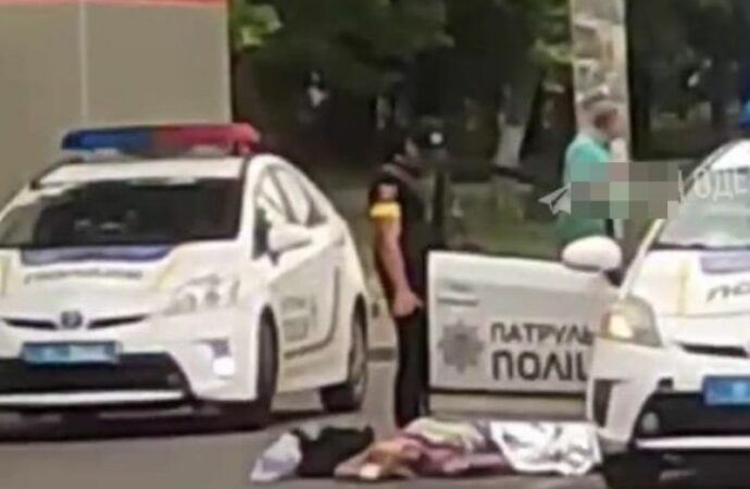 В Одессе патрульные сбили женщину на переходе (видео)