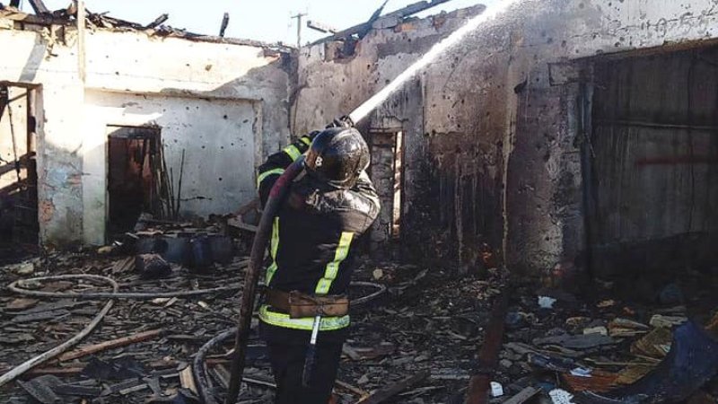 спасатели тушат пожар на месте "прилета"
