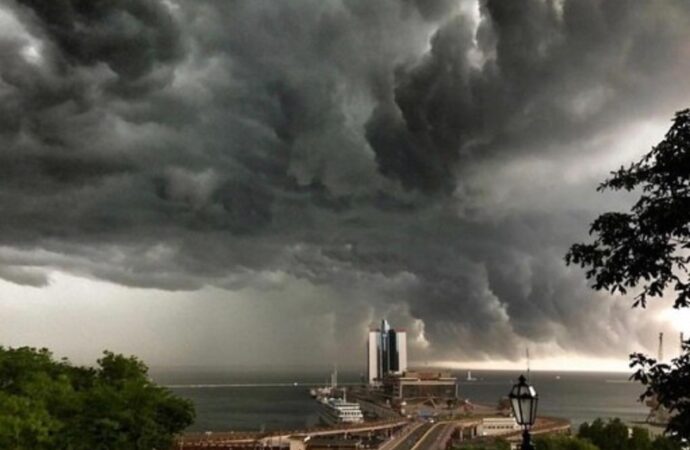 Погода в Одесі: 30 червня очікуються гроза, град, шквали та дощ