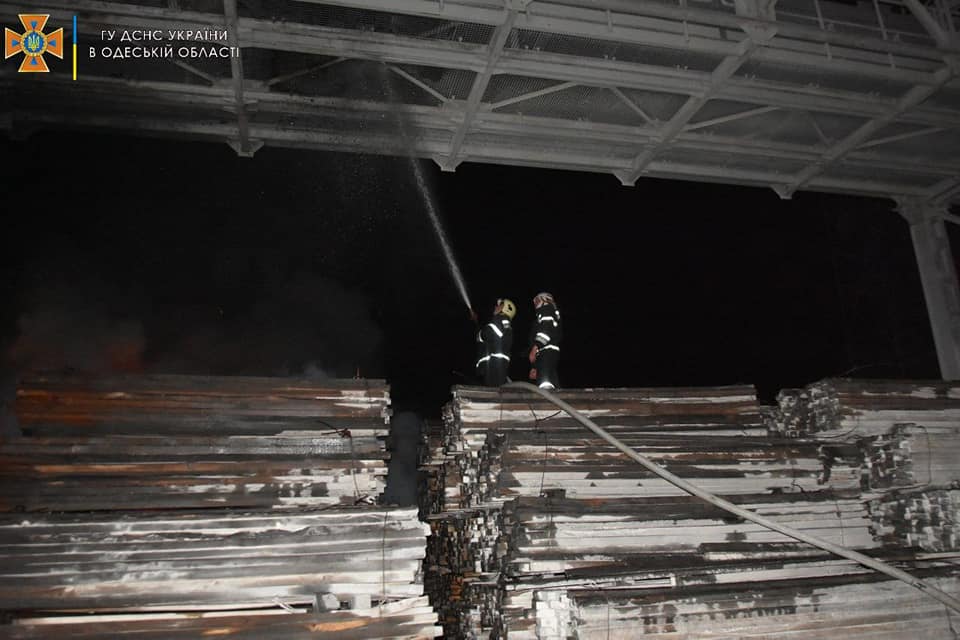 спасатели тушат пожар в порту