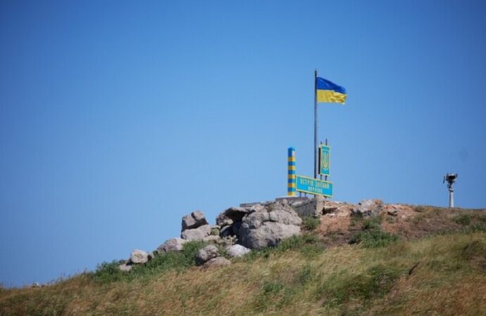 На Змеином подняли украинский флаг – остров полностью освобожден