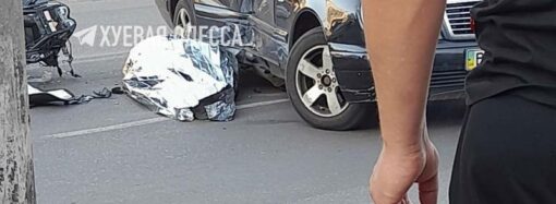 ДТП в Одессе: на Инглези Mercedes задавил мотоциклиста