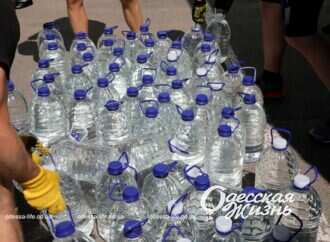 Миколаїв буде пити: як одесити збирають воду для сусідів (фоторепортаж, вiдео)