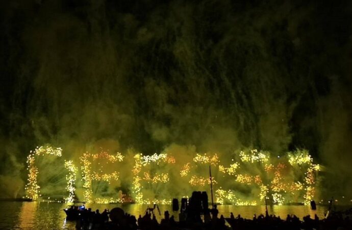 Над ночной Венецией загорелось огромными буквами название Одессы (фото)