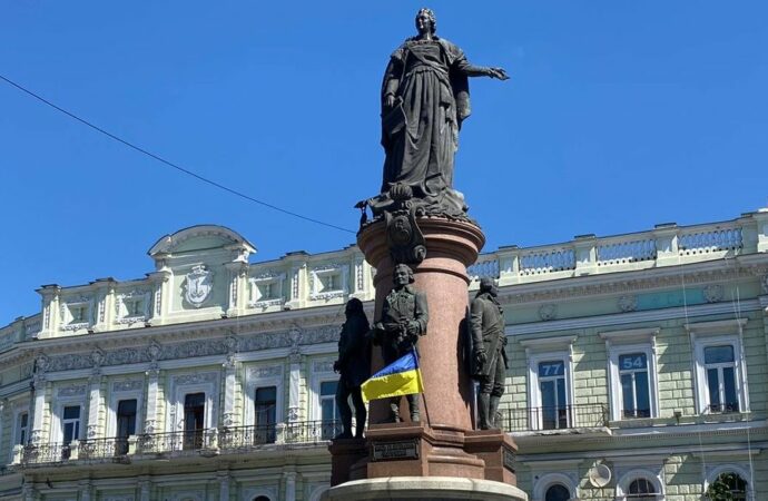 Одесским властям порекомендовали не тянуть с демонтажем памятника Екатерине II
