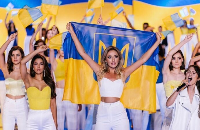 Одеситка підняла прапор України на конкурсі краси у Польщі (фото)