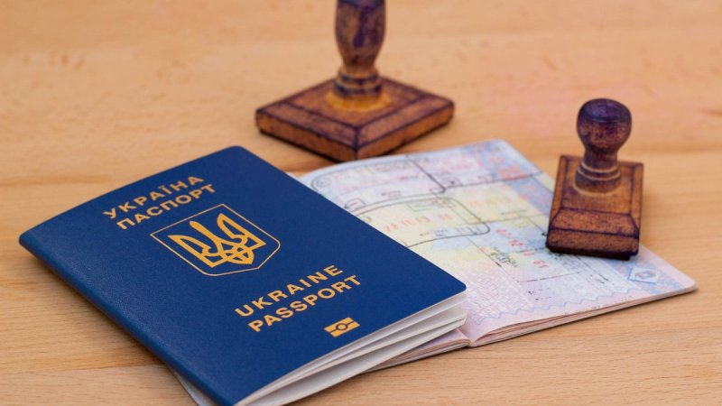 закордонний паспорт, Україна