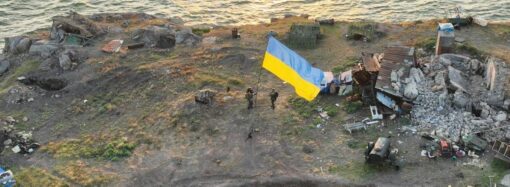 На Зміїному встановлено прапор України із посланням до окупантів