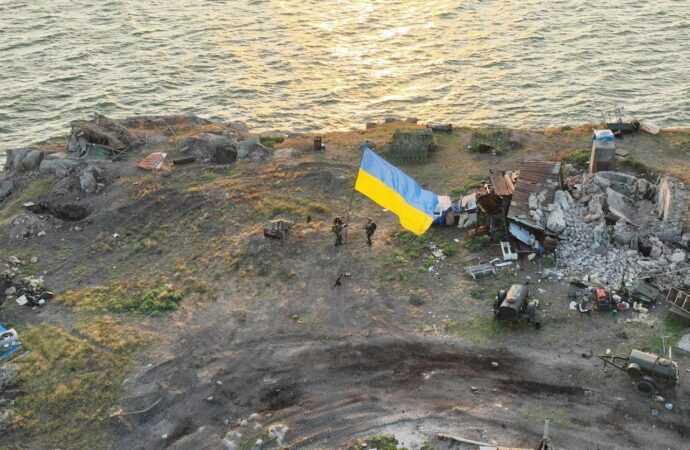 На Змеином установлен флаг Украины с посланием оккупантам