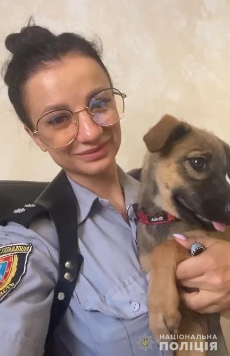 щенок на руках у девушки-полицейского