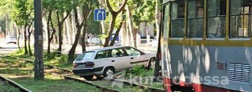 Как в Одессе легковушка трамваи остановила