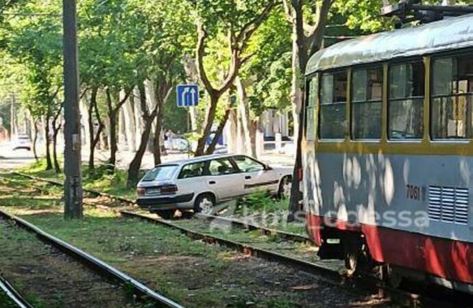 Як в Одесі легковик трамваї зупинив