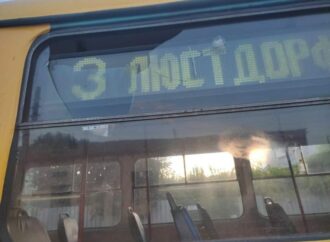 В Одессе неизвестные обстреляли камнями вагон трамвая №3