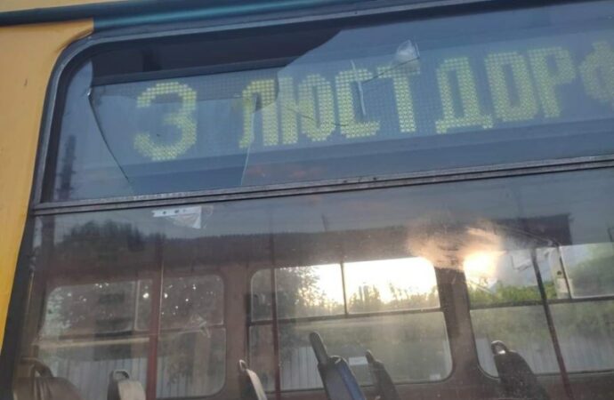 В Одессе неизвестные обстреляли камнями вагон трамвая №3