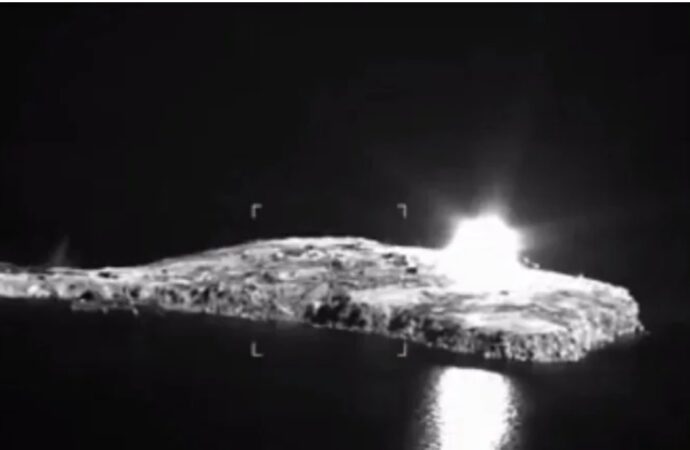 Российская авиация сбросила на остров Змеиный фосфорные бомбы