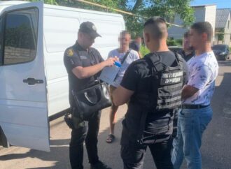 «Нарисовали» 20 тысяч долга: в Одессе задержали двух вымогателей (видео)