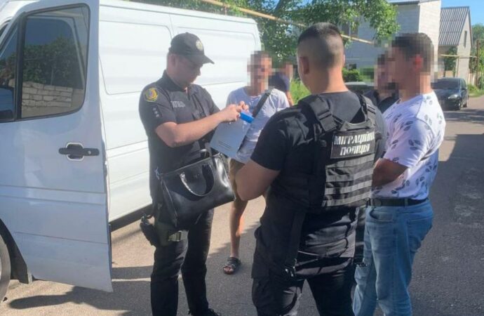 «Нарисовали» 20 тысяч долга: в Одессе задержали двух вымогателей (видео)
