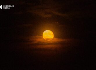 Над Одессой взошла «кровавая» Луна (фото)