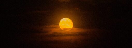 Над Одессой взошла «кровавая» Луна (фото)