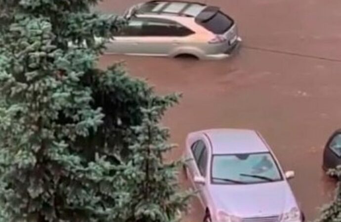 Последствия непогоды в Одессе: «гуляющие» баки, дождь в маршрутках, реки на дорогах (видео)