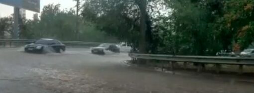 На Одесу обрушилася потужна злива – вулиці «попливли», зупинилися трамваї та тролейбуси (вiдео)