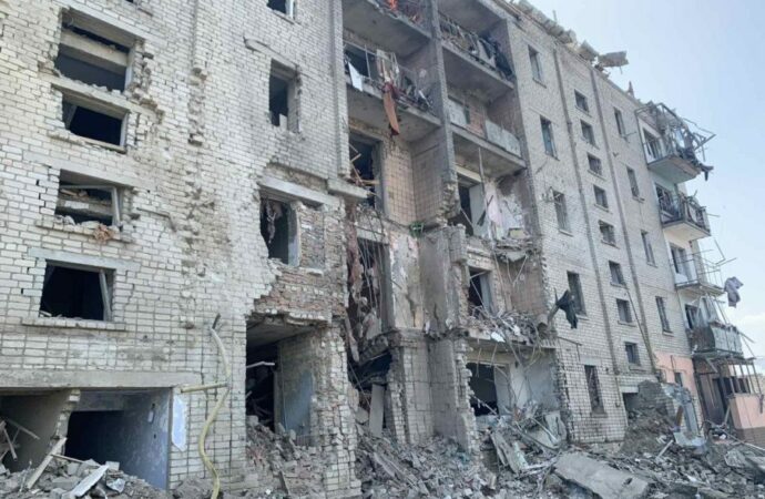Рашисти завдали ракетного удару по житловому будинку у Вознесенську – постраждали діти (фото)