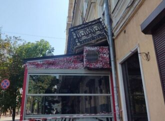 У центрі Одеси впав балкон – які наслідки? (Фото)