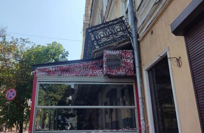 У центрі Одеси впав балкон – які наслідки? (Фото)