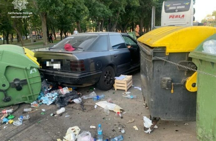 В Одесі водій «Форда» врізався у баки зі сміттям – є жертва