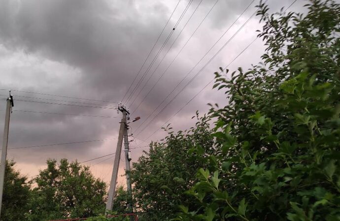 Наслідки нічної стихії: на Одещині залишаються без світла 5 населених пунктів