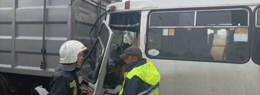 В Одессе маршрутка врезалась в грузовик: пострадали пассажиры