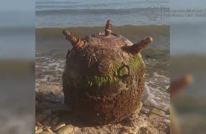 Підрив міни на одеському пляжі показали крупним планом: відео від ВМС
