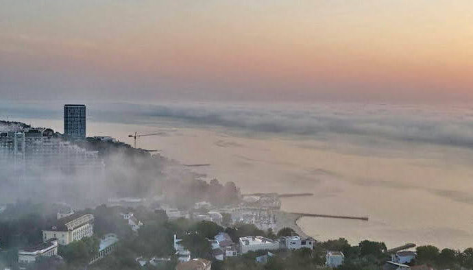 Утром прибрежную часть Одессы окутал дивный розовый туман (фото)